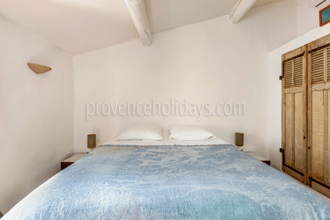 16 - Les Vues du Luberon: Villa: Bedroom