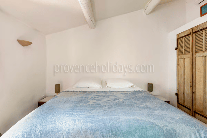 16 - Les Vues du Luberon: Villa: Bedroom