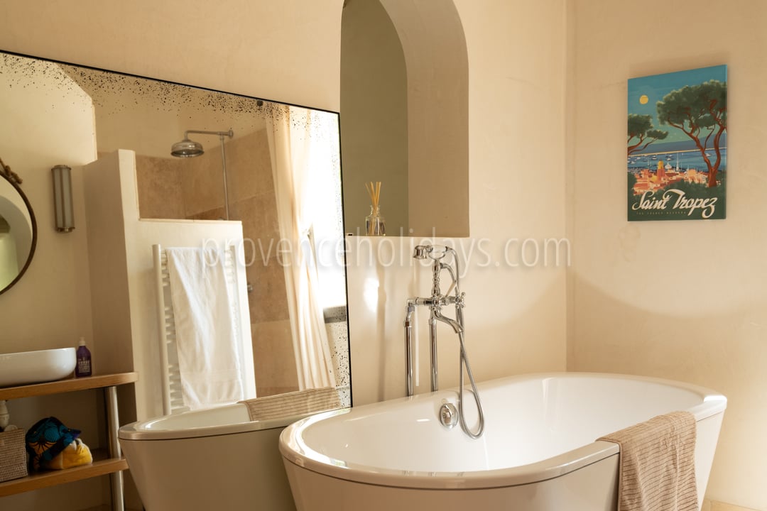 19 - Villa les Pins: Villa: Bathroom