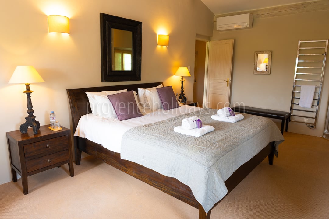 28 - Le Mas de Joucas: Villa: Bedroom