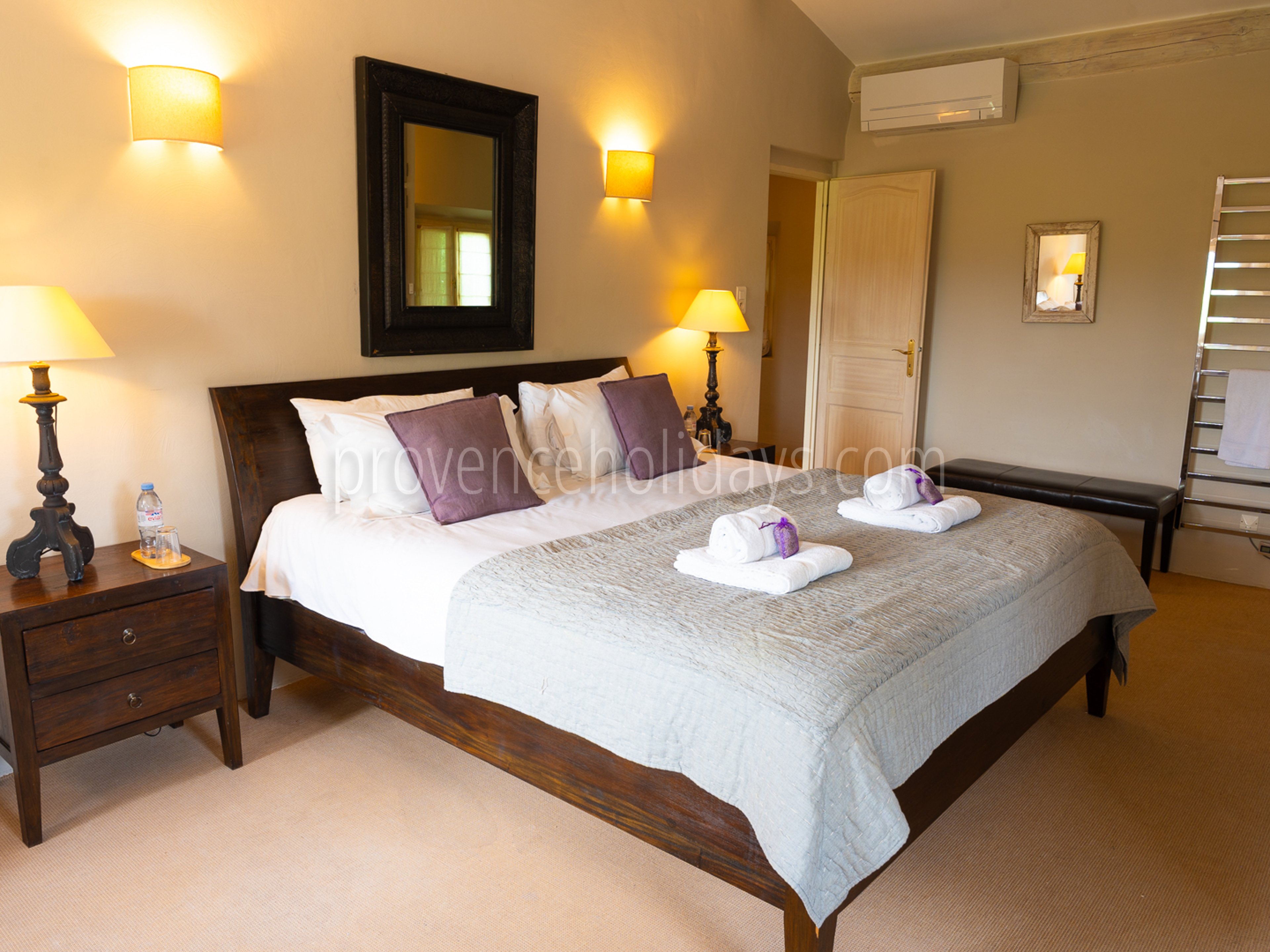 28 - Le Mas de Joucas: Villa: Bedroom
