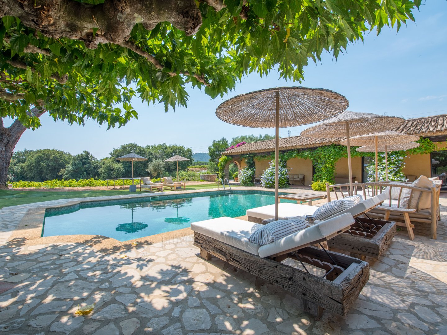 20 - Coteaux Serene: Villa: Exterior