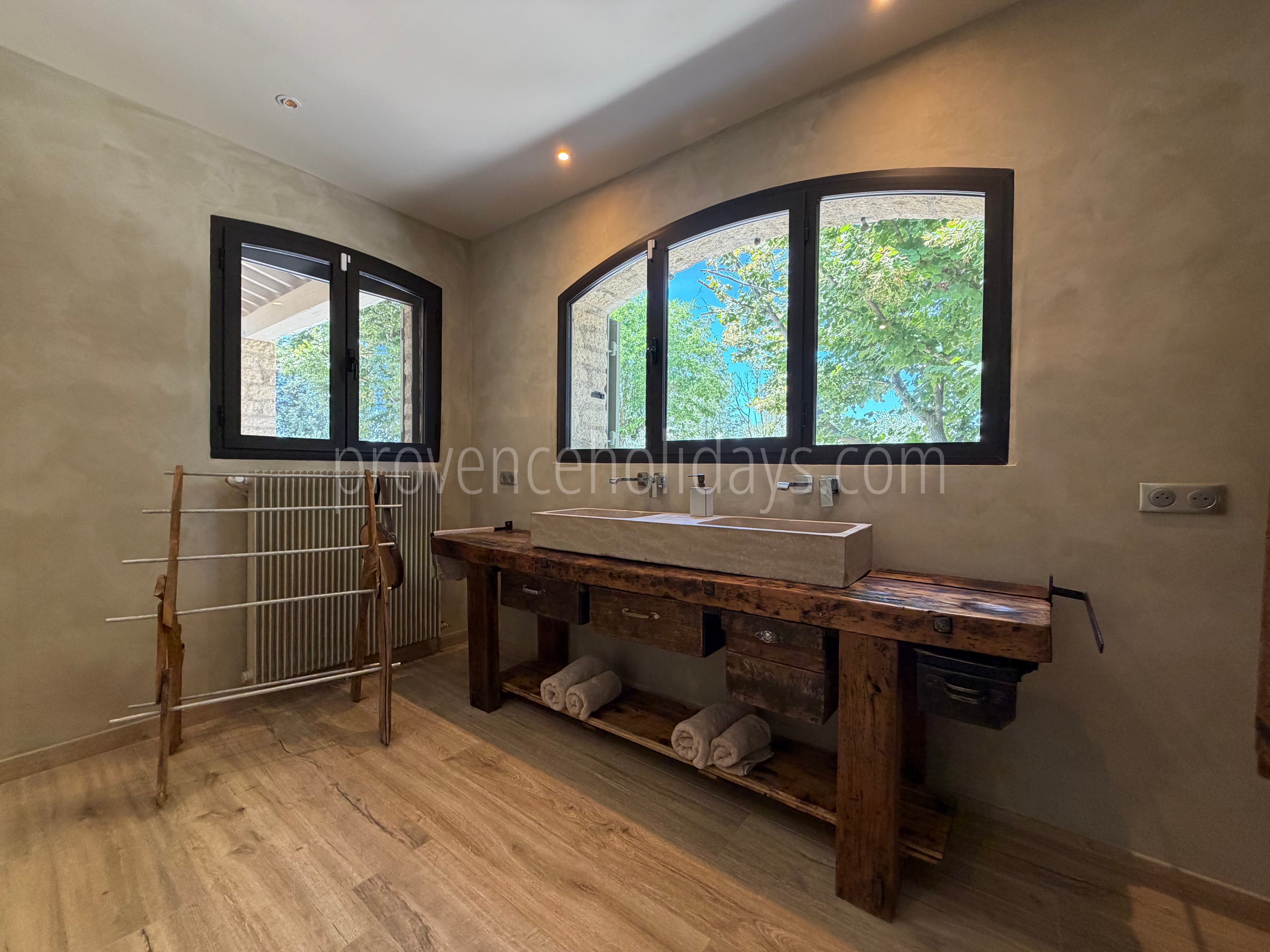 36 - Mas des Cistes: Villa: Bathroom 1