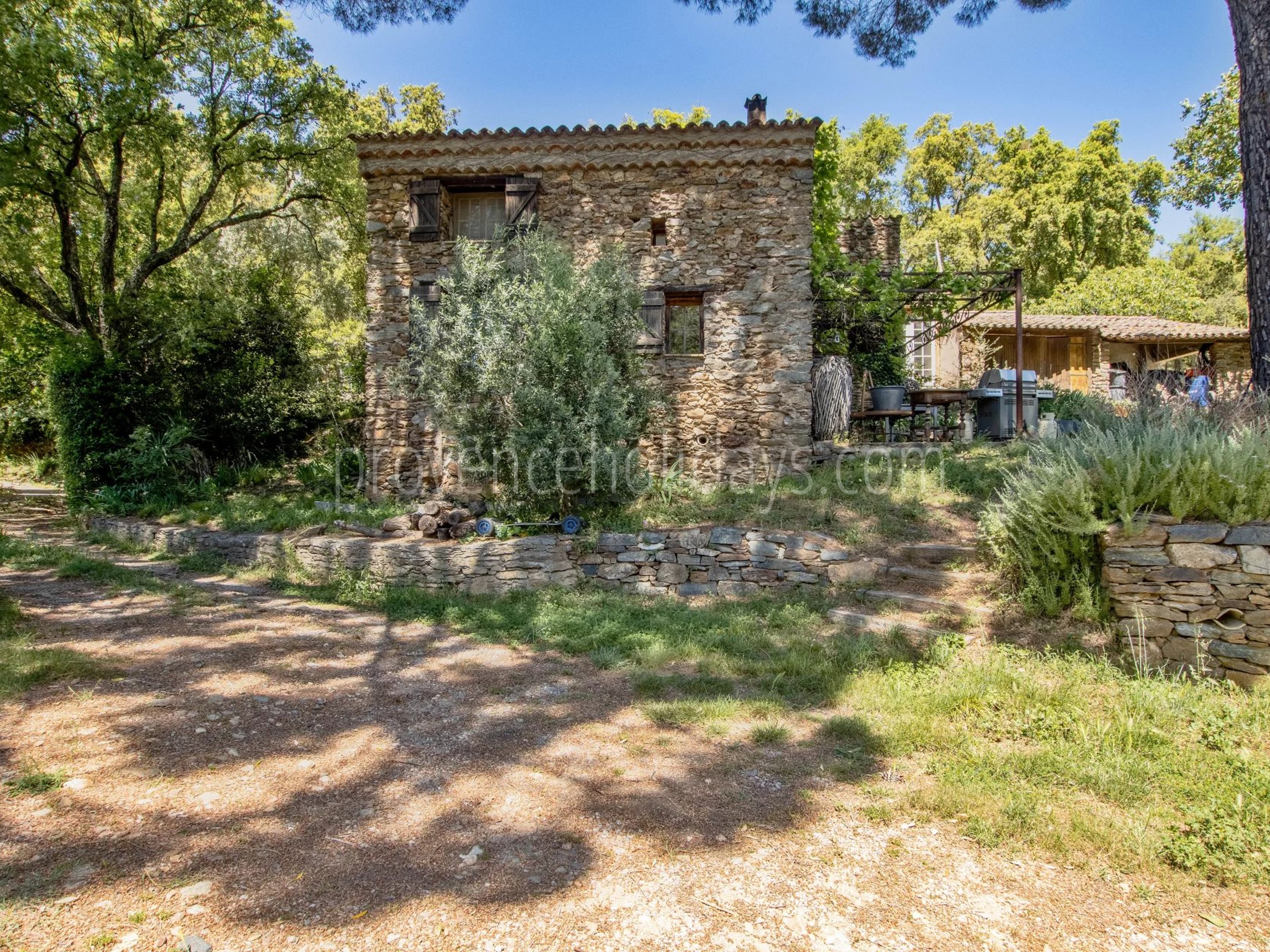 35 - Te renoveren gehucht in Grimaud: Villa: Exterior