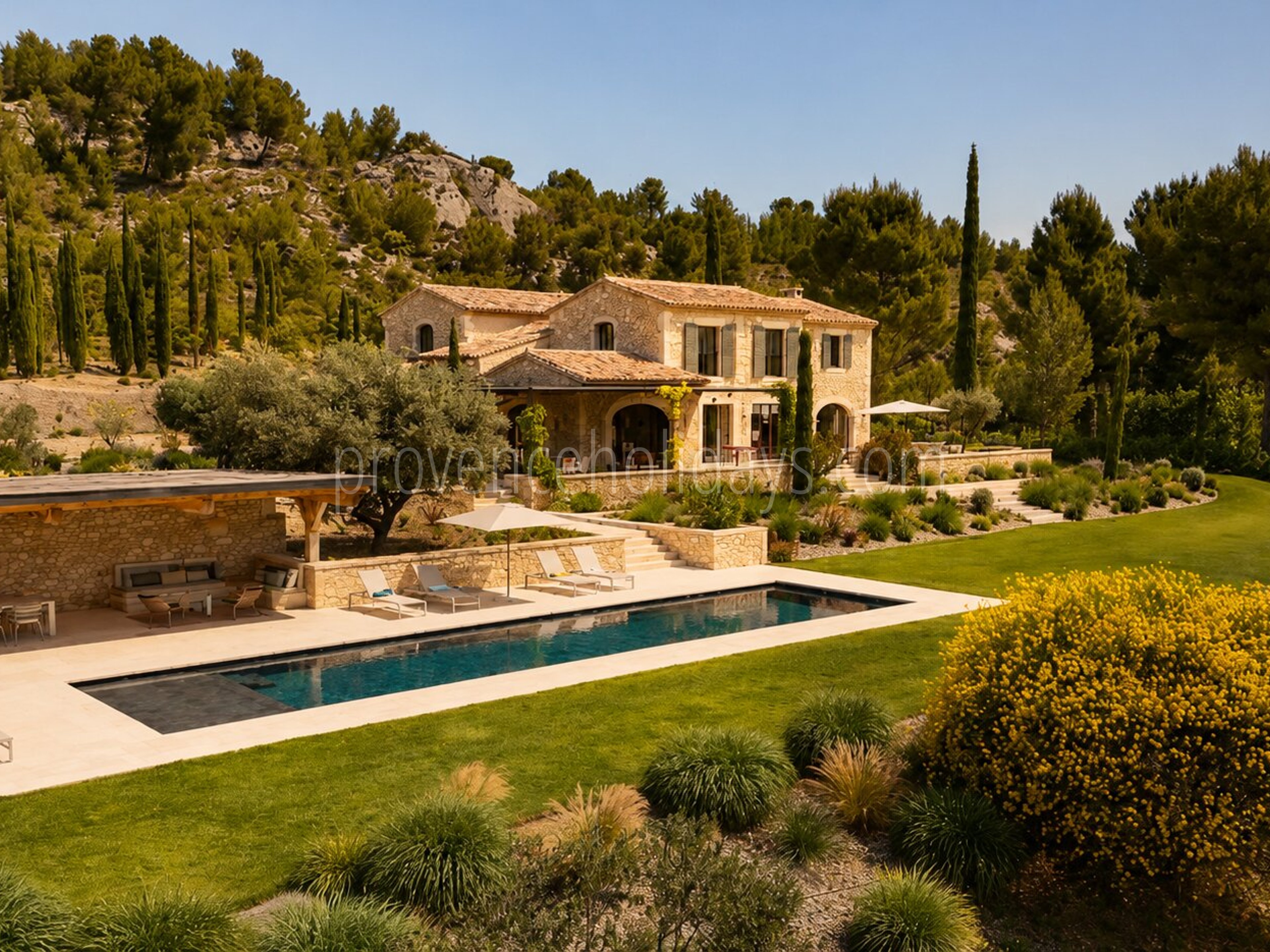 -1 - Le Loup des Alpilles: Villa: Exterior