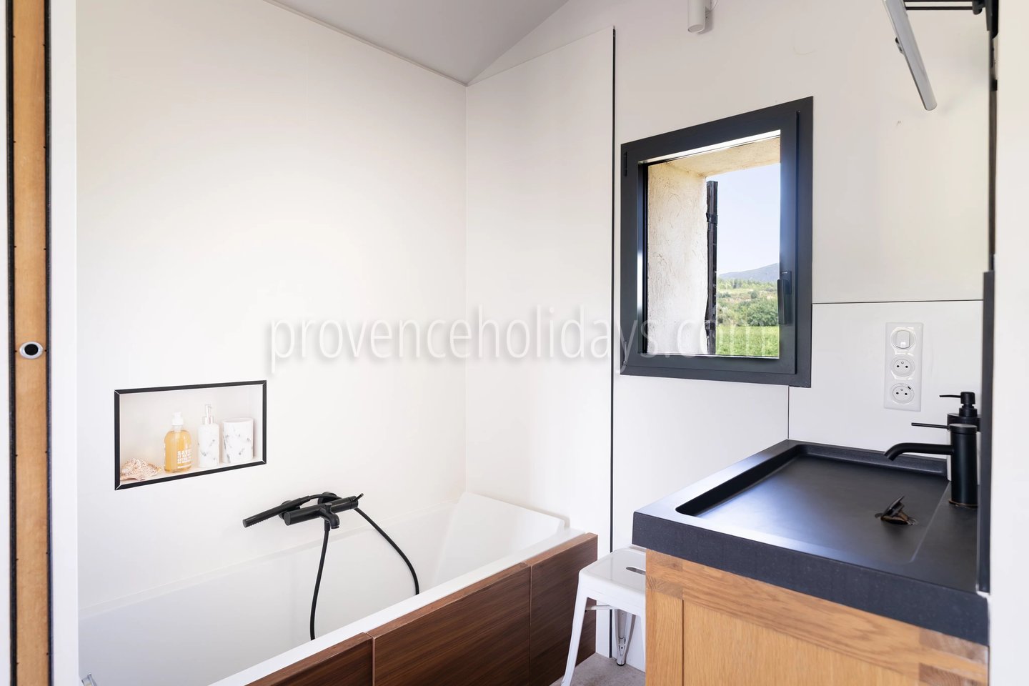 13 - Maison rénovée à Cucuron: Villa: Bathroom