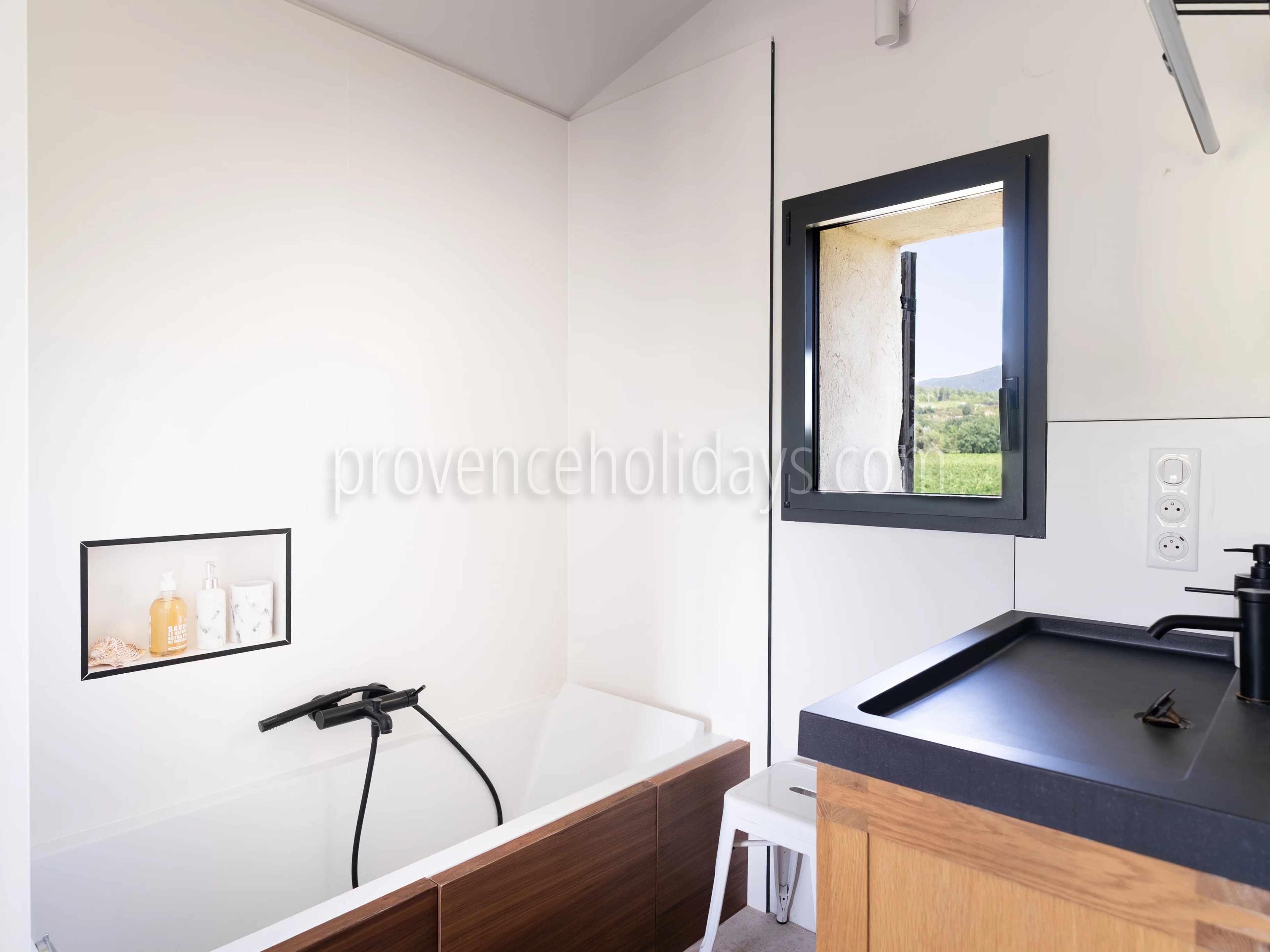 13 - FOR SALE – Charming property with a pool in Vaugines, near Lourmarin – panoramic view of the Luberon.: Villa: Bathroom