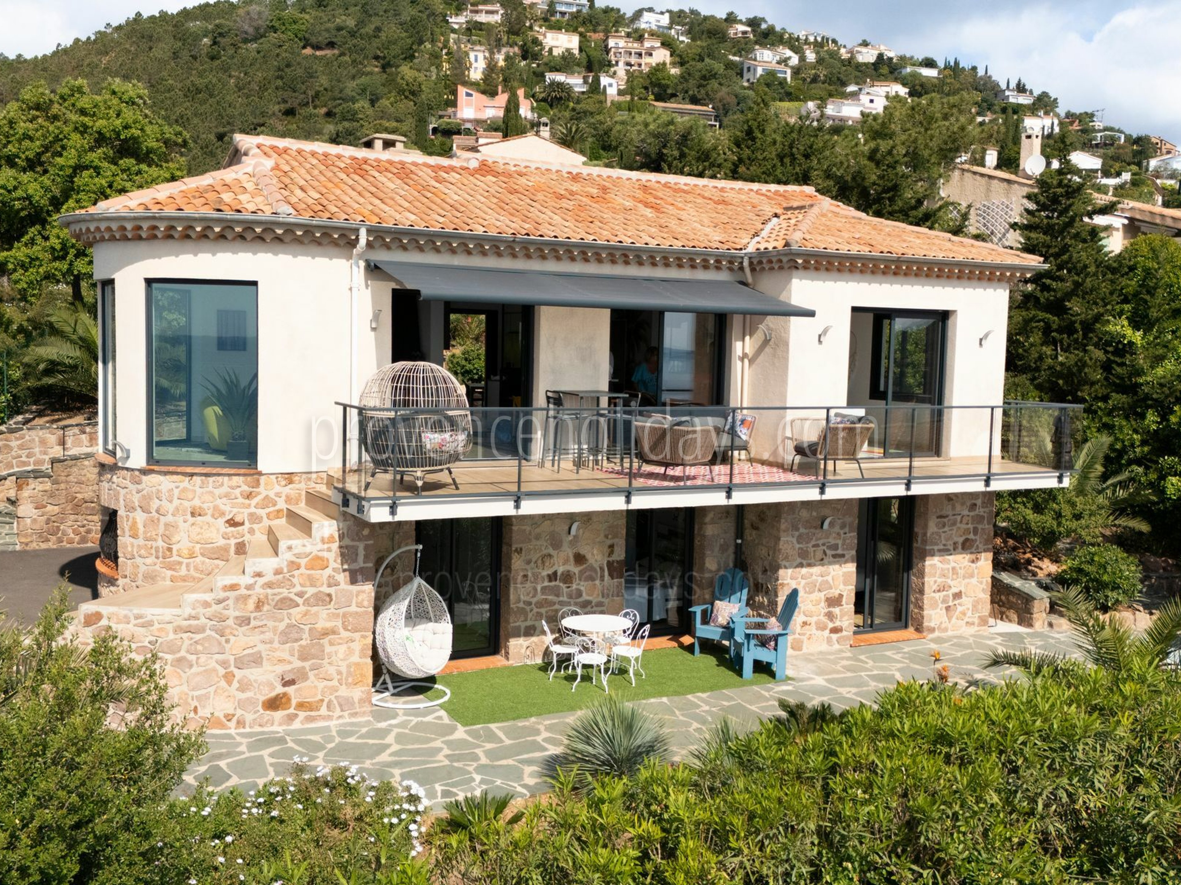 4 - Villa Trayas: Villa: Exterior