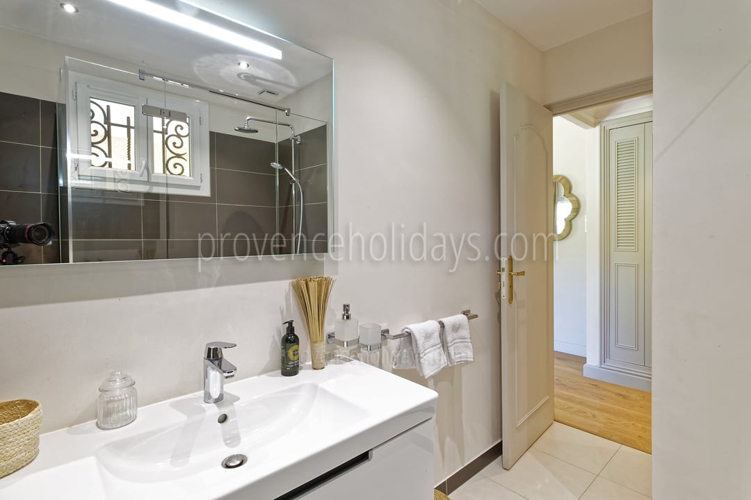 16 - Villa Garrigue: Villa: Bathroom