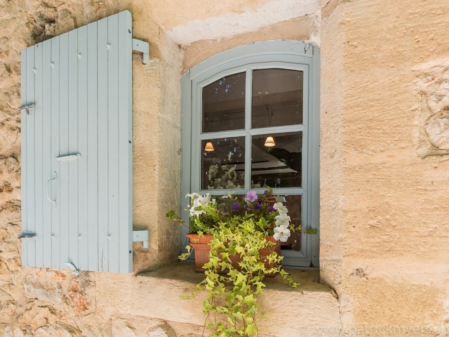 26 - Bastide du Luberon: Villa: Exterior