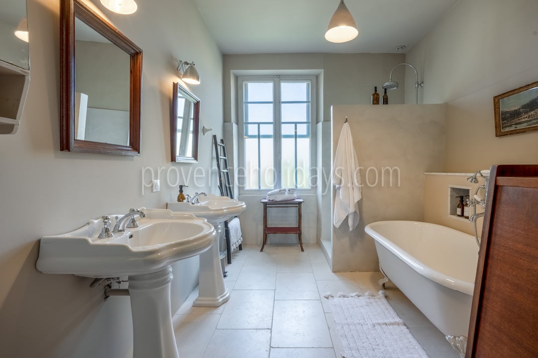 60 - La Bastide du Millénaire: Villa: Bathroom