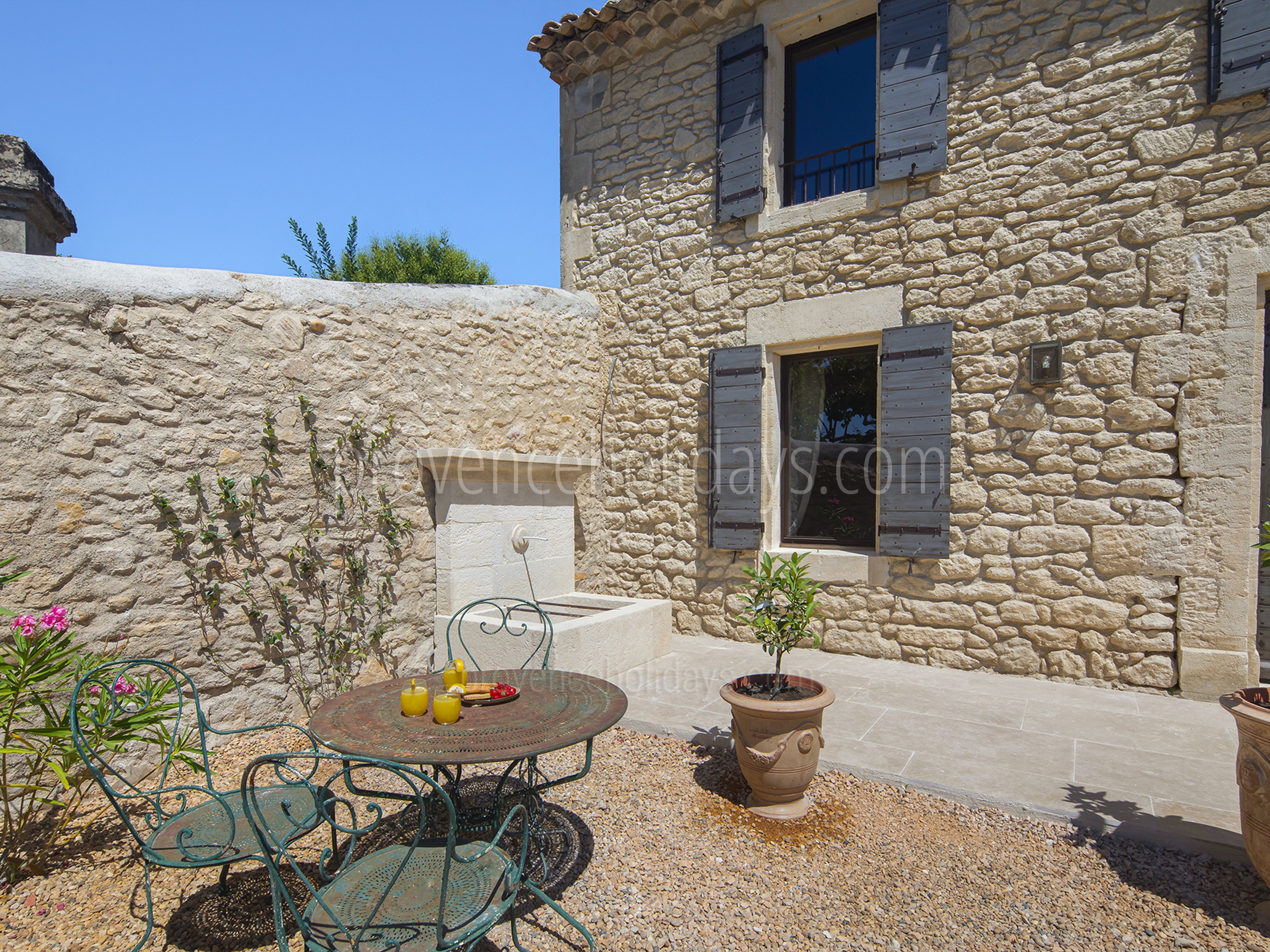 14 - Mas des Lions: Villa: Exterior