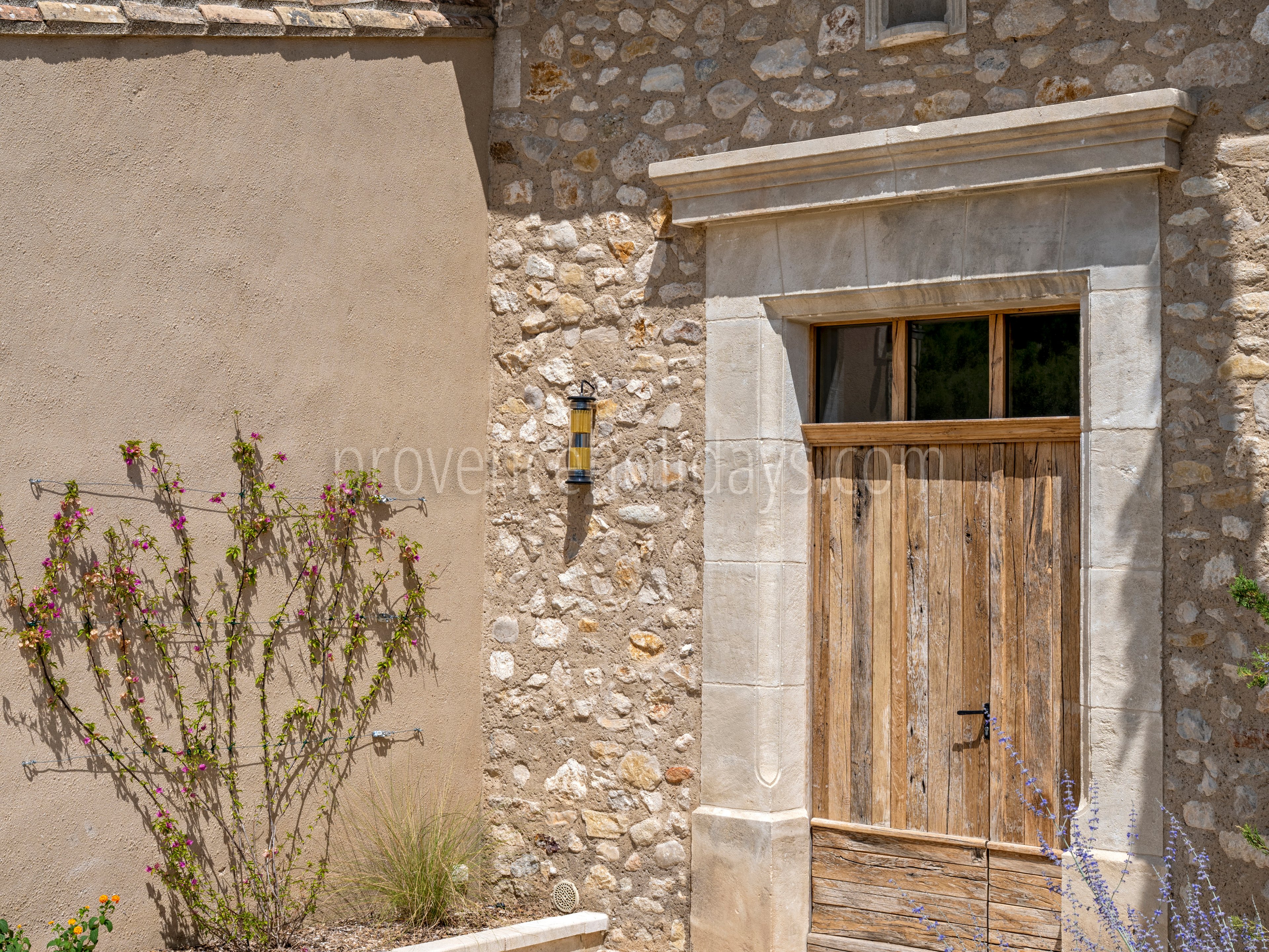 172 - Le Loup des Alpilles: Villa: Exterior