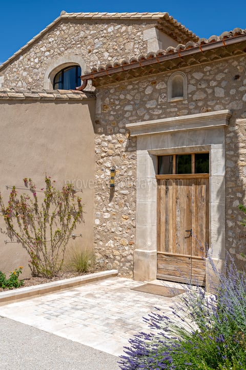 172 - Le Loup des Alpilles: Villa: Exterior