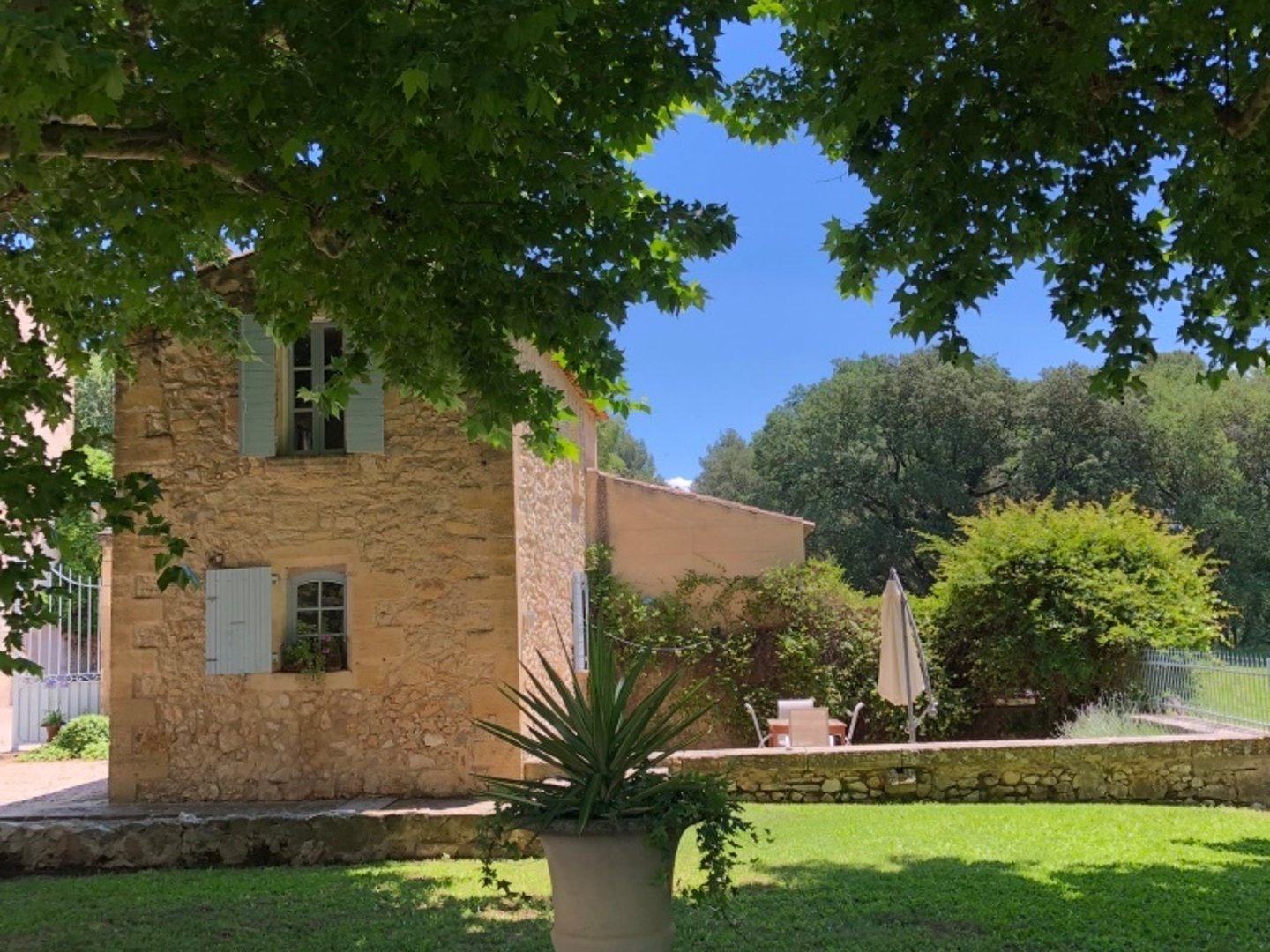 24 - Bastide du Luberon: Villa: Exterior