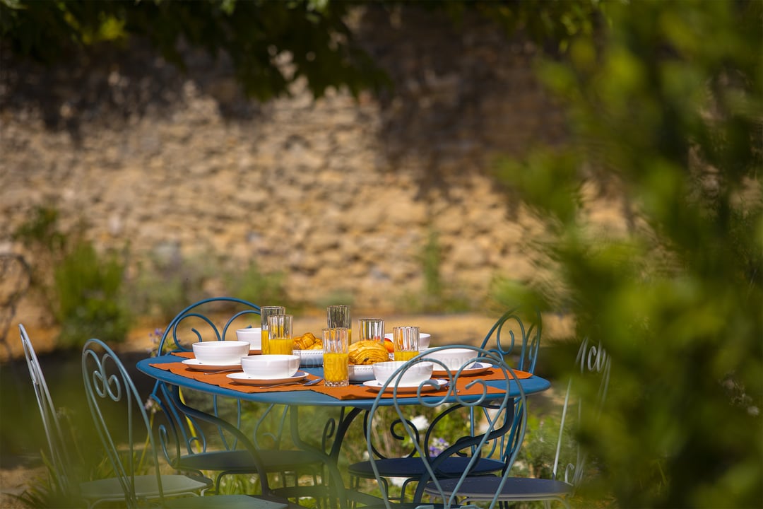 Farmhouse with heated pool in L'Isle-sur-la-Sorgue 5 - Mas de la Lône: Villa: Exterior
