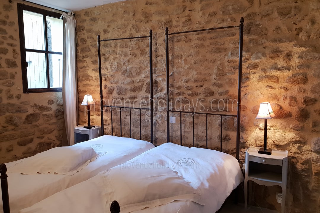 52 - Mas de Beaumes: Villa: Bedroom