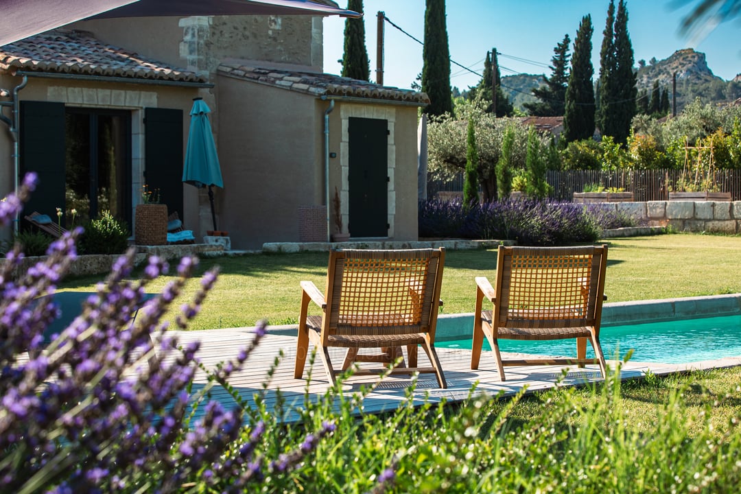 Schitterende gerenoveerde boerderij met verwarmd zwembad in Saint Remy de Provence 5 - Mas des Lumières: Villa: Exterior