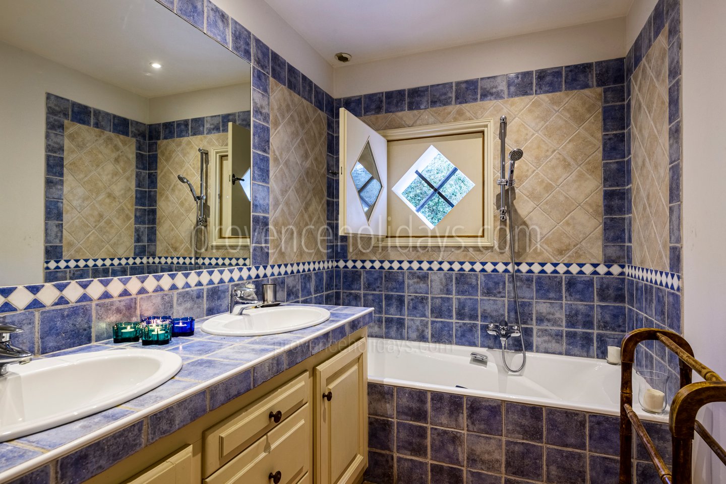 28 - Le Mas des Roses: Villa: Bathroom