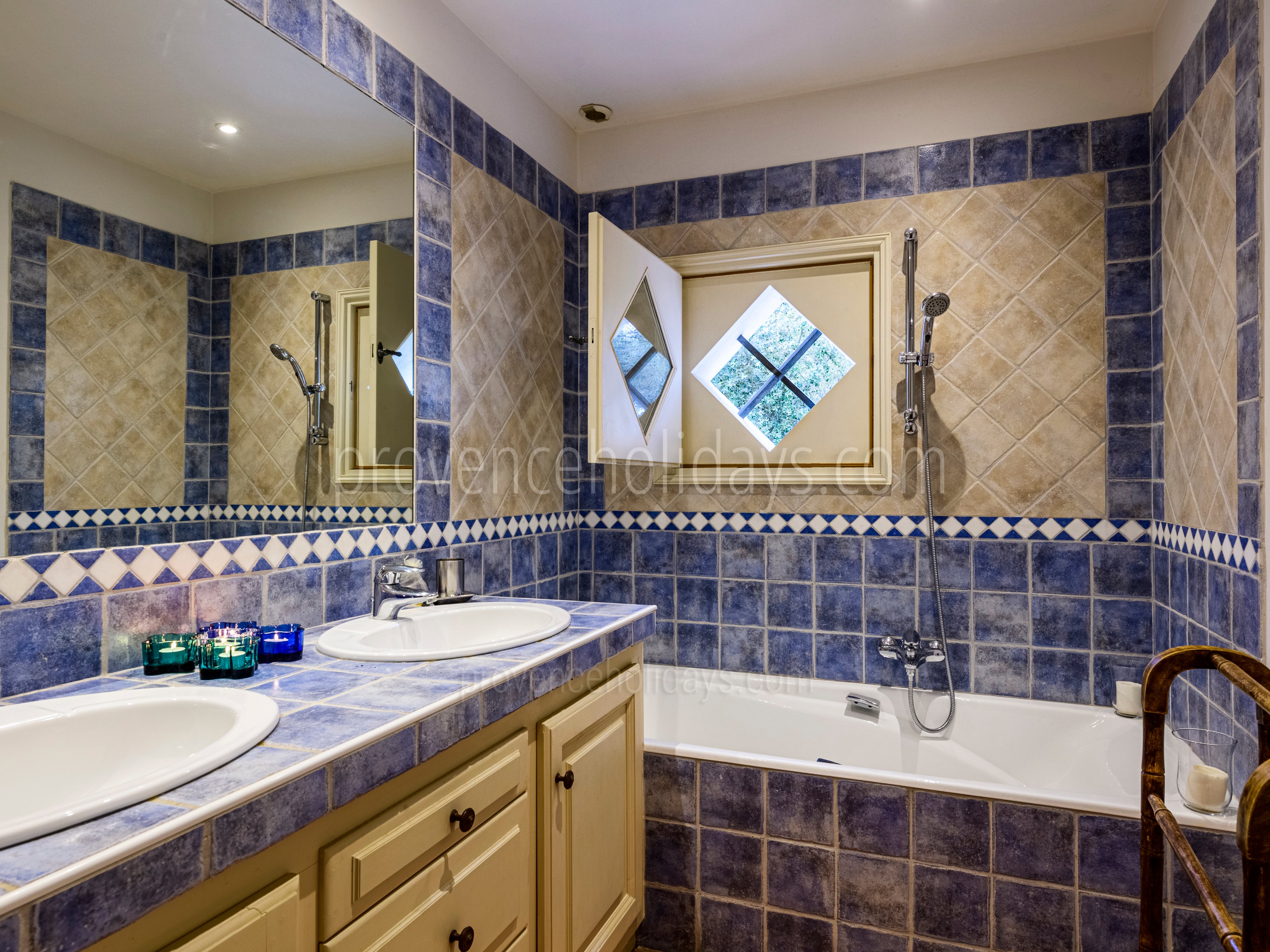 28 - Le Mas des Roses: Villa: Bathroom