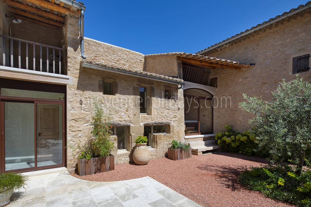 17 - Mas Robion: Villa: Exterior