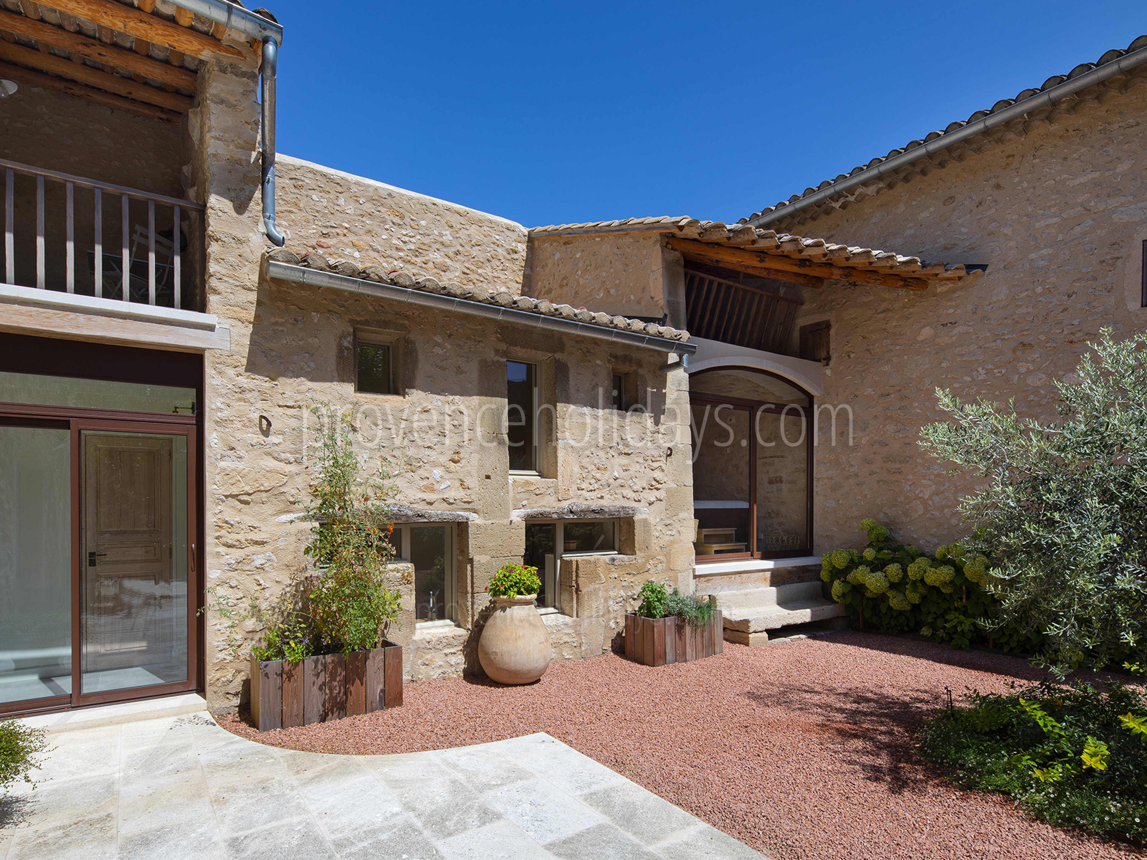 17 - Mas Robion: Villa: Exterior
