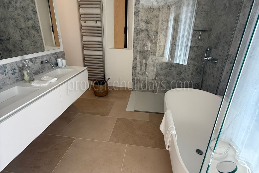 50 - Domaine Altavista: Villa: Bathroom