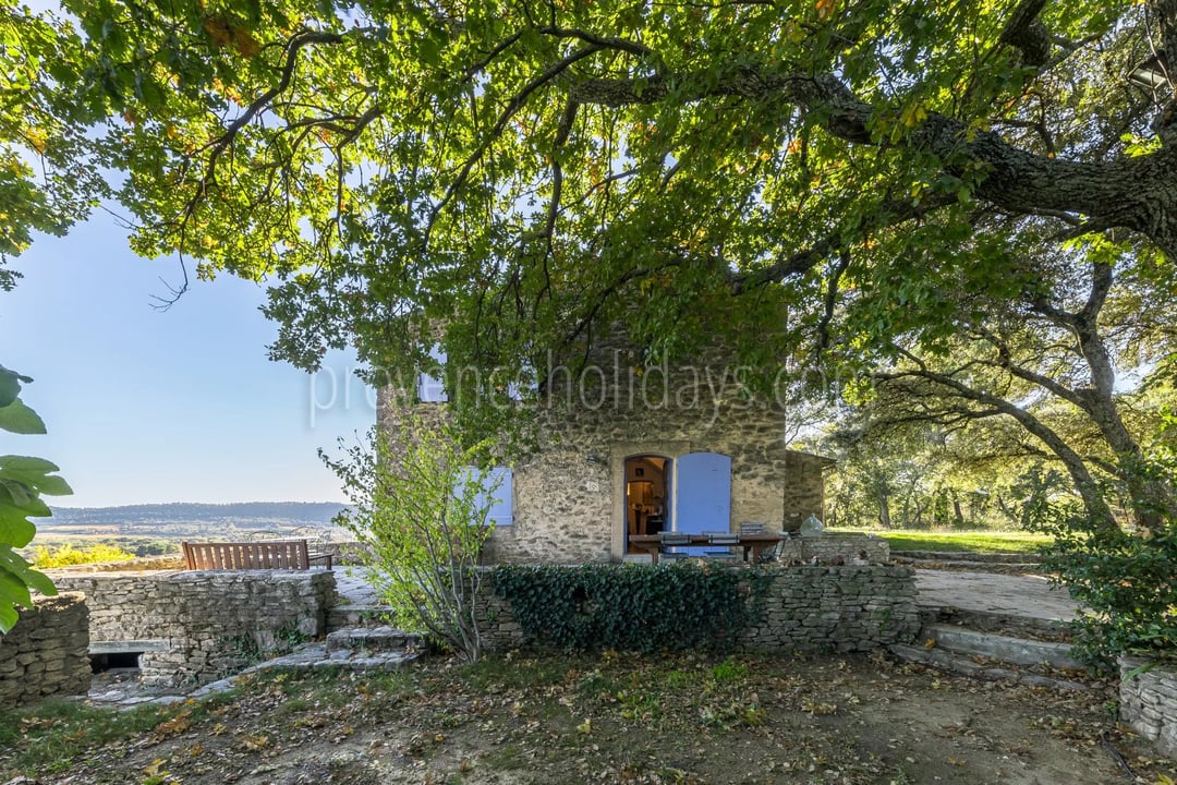 11 - Stone property in Cucuron: Villa: Exterior