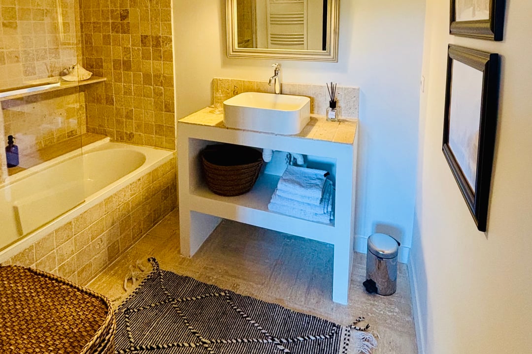 14 - La Maison Ocre: Villa: Bathroom