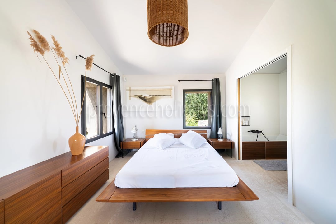 11 - FOR SALE – Charming property with a pool in Vaugines, near Lourmarin – panoramic view of the Luberon.: Villa: Bedroom