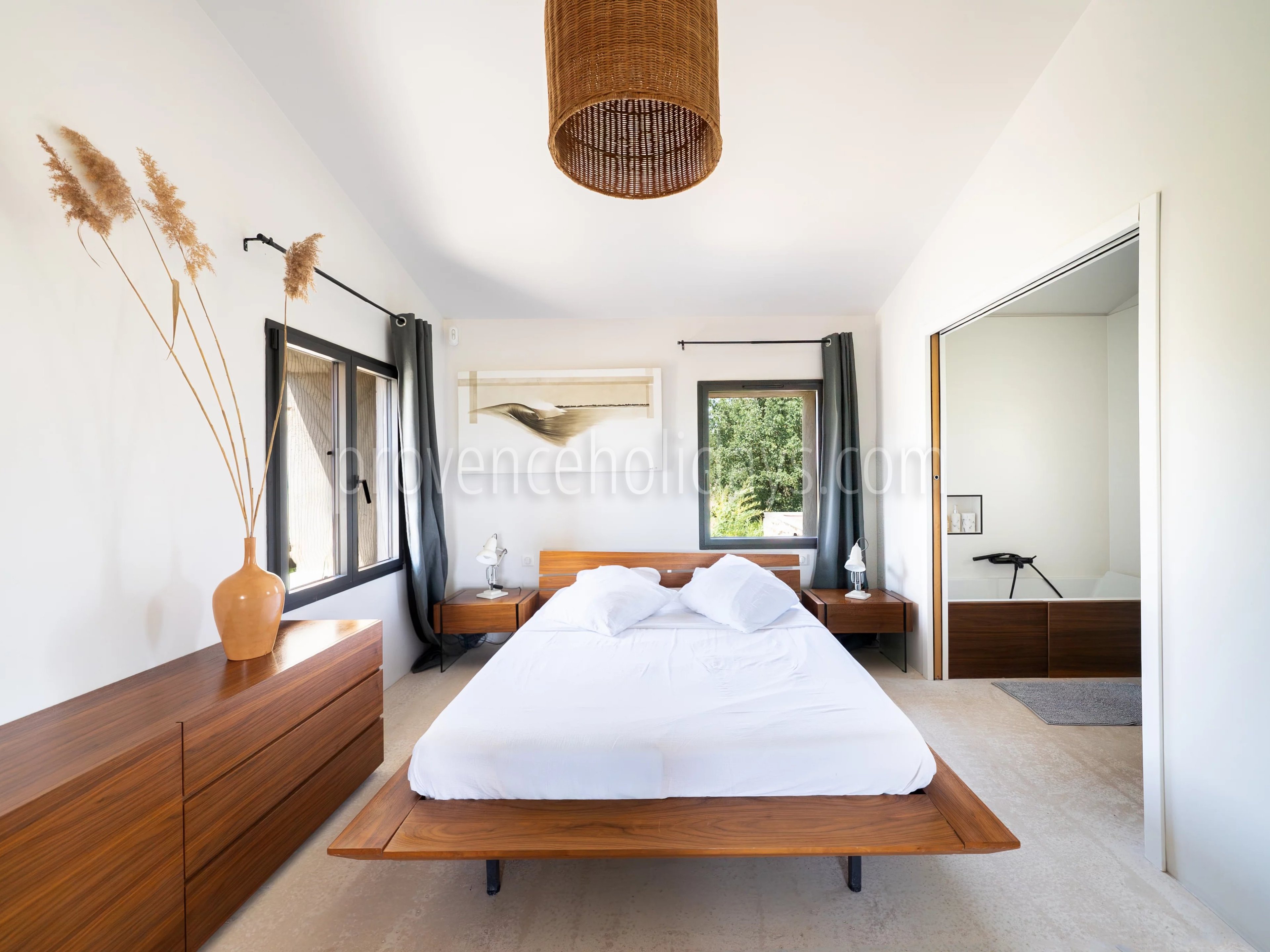 11 - FOR SALE – Charming property with a pool in Vaugines, near Lourmarin – panoramic view of the Luberon.: Villa: Bedroom
