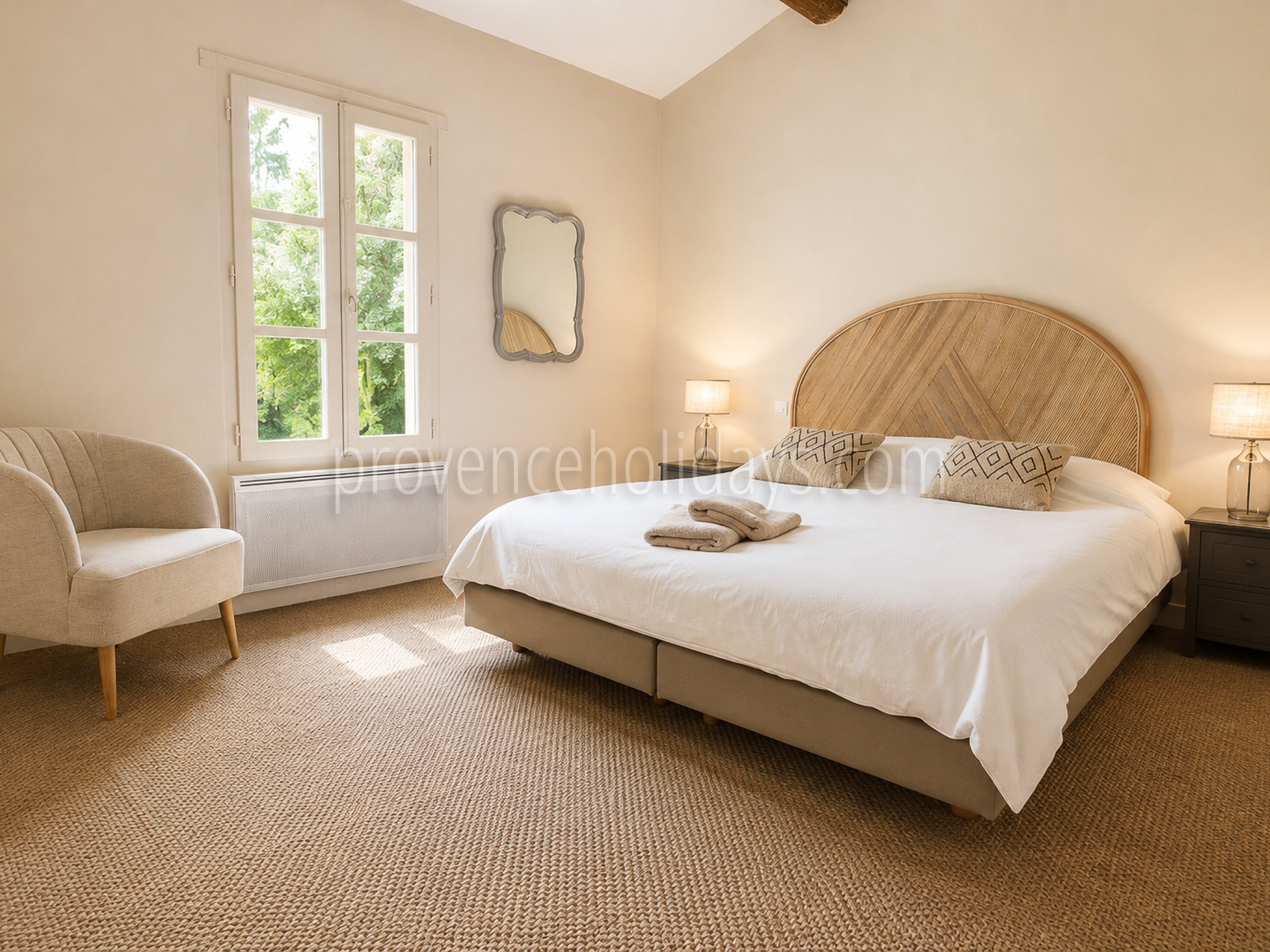36 - Bauernhaus mit Blick auf den Luberon: Villa: Bedroom