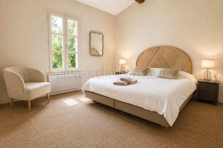 36 - Farmhouse with views of the Luberon: Villa: Bedroom