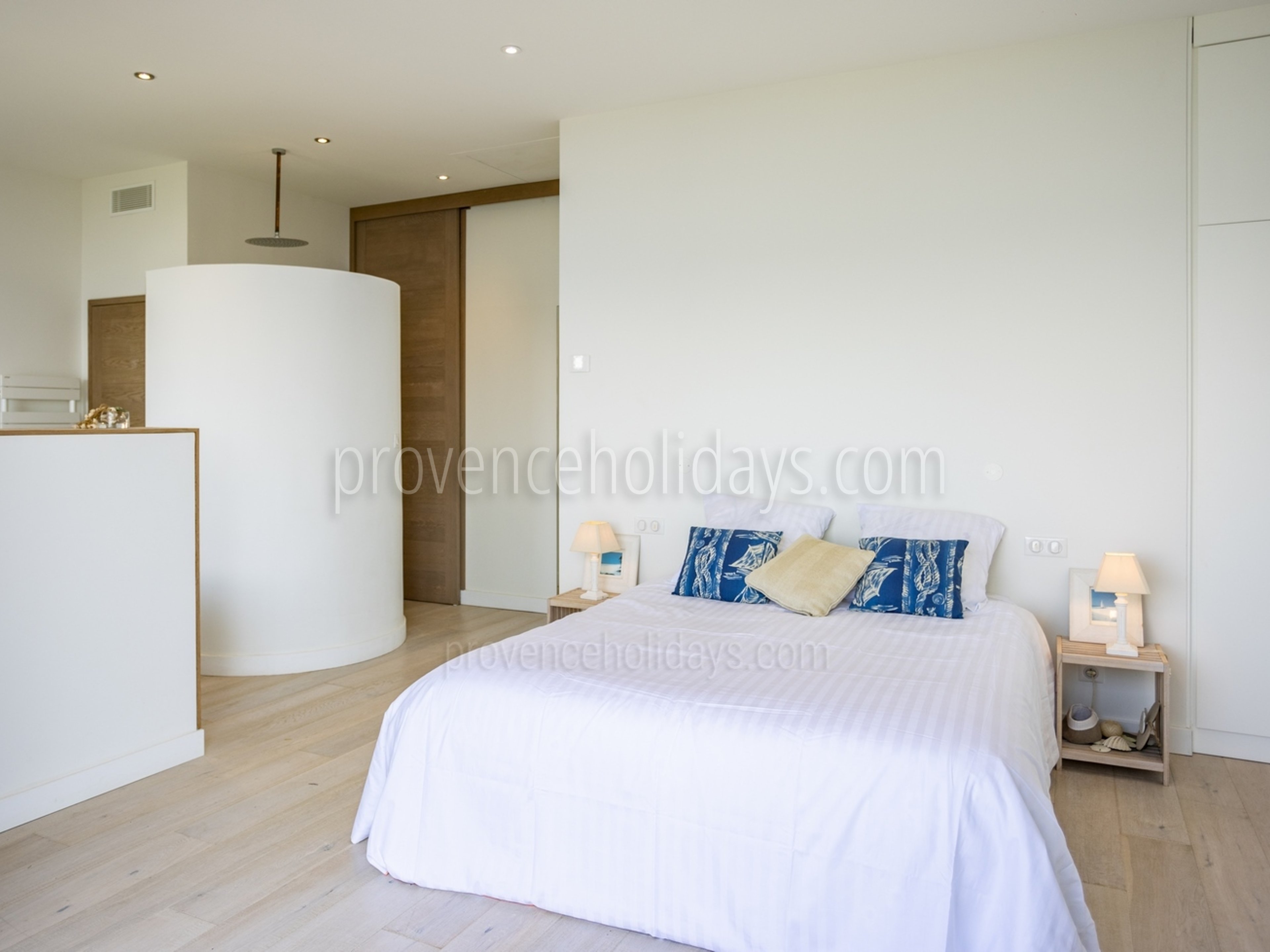 4 - Villa Giens: Villa: Bedroom