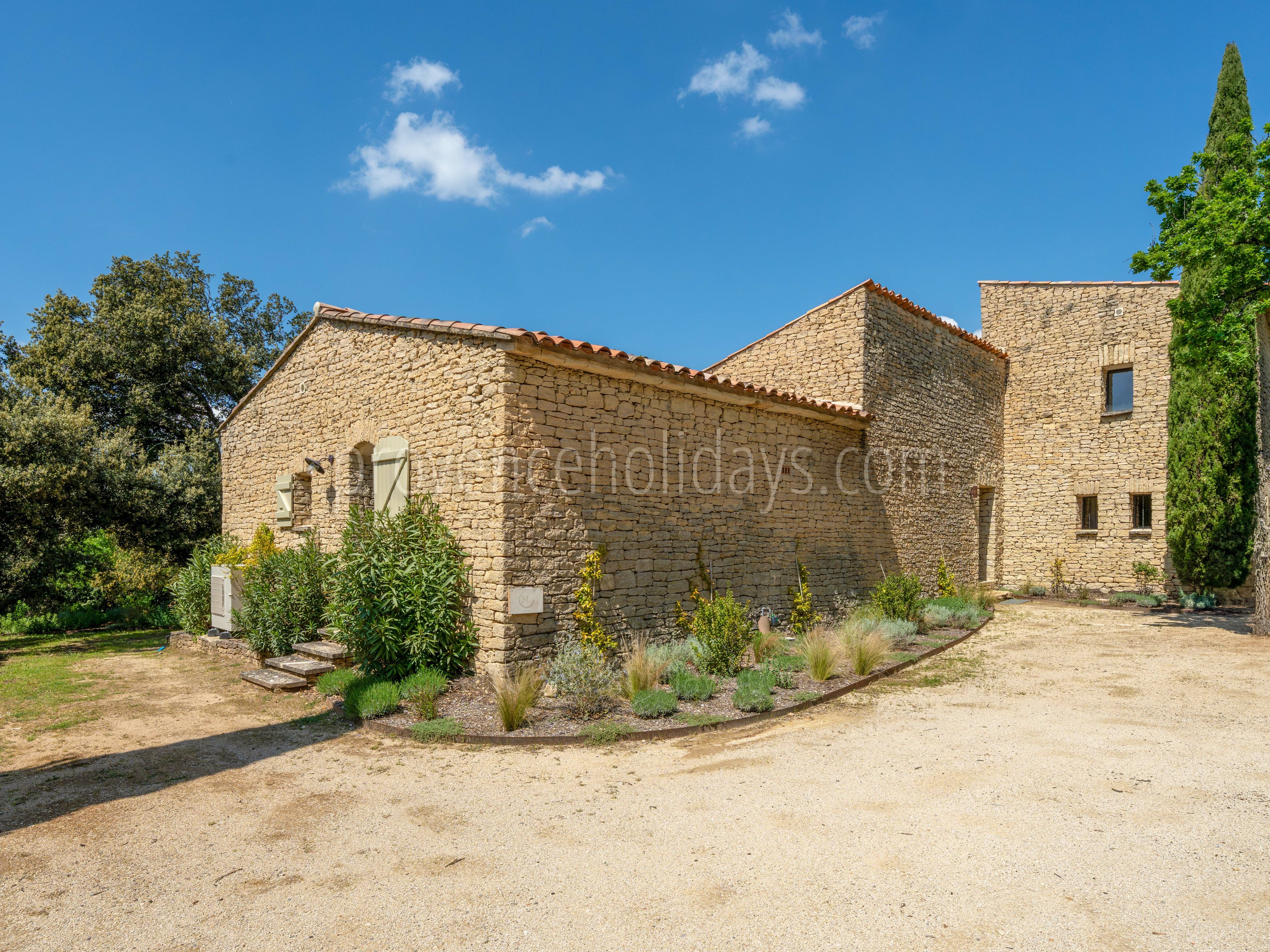 69 - Mas des Chênes Blancs: Villa: Exterior