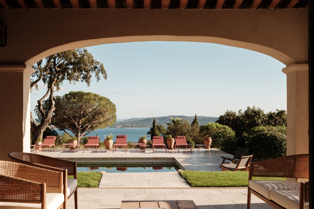 Renovated villa in a private estate overlooking the bay of Saint-Tropez - Exterior