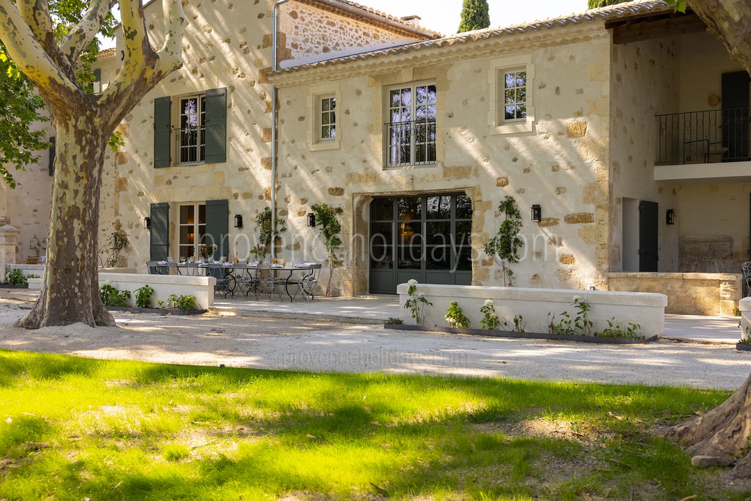 34 - Bastide Mouriès: Villa: Exterior