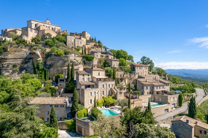 House for sale with heated swimming pool in the heart of Gordes