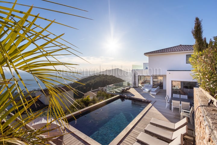 Moderne Villa mit atemberaubendem Meerblick