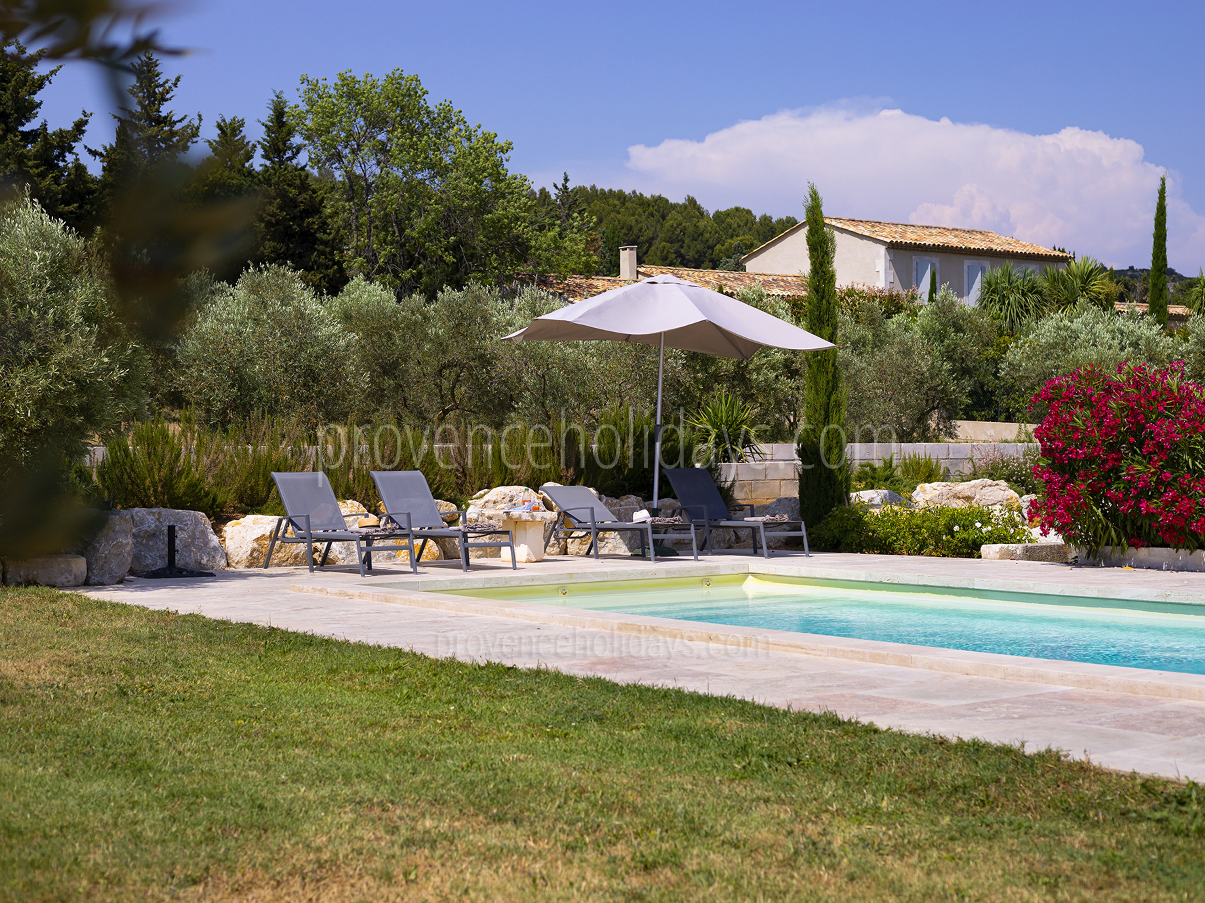 17 - Mas Alpilles: Villa: Pool