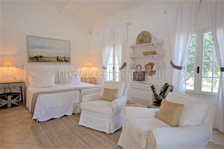44 - Mas de Gordes: Villa: Bedroom