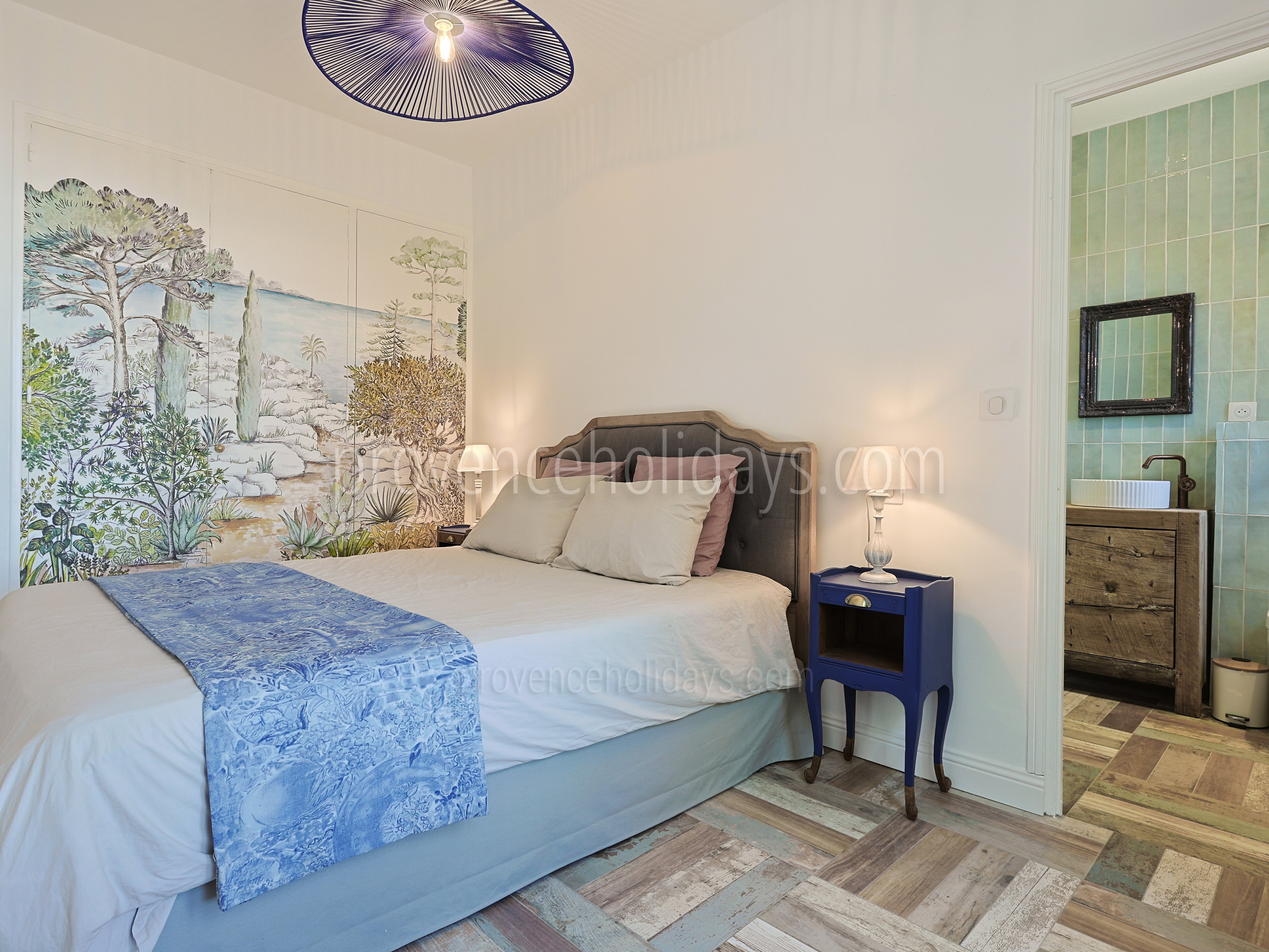 17 - Le Mas de la Garde: Villa: Bedroom