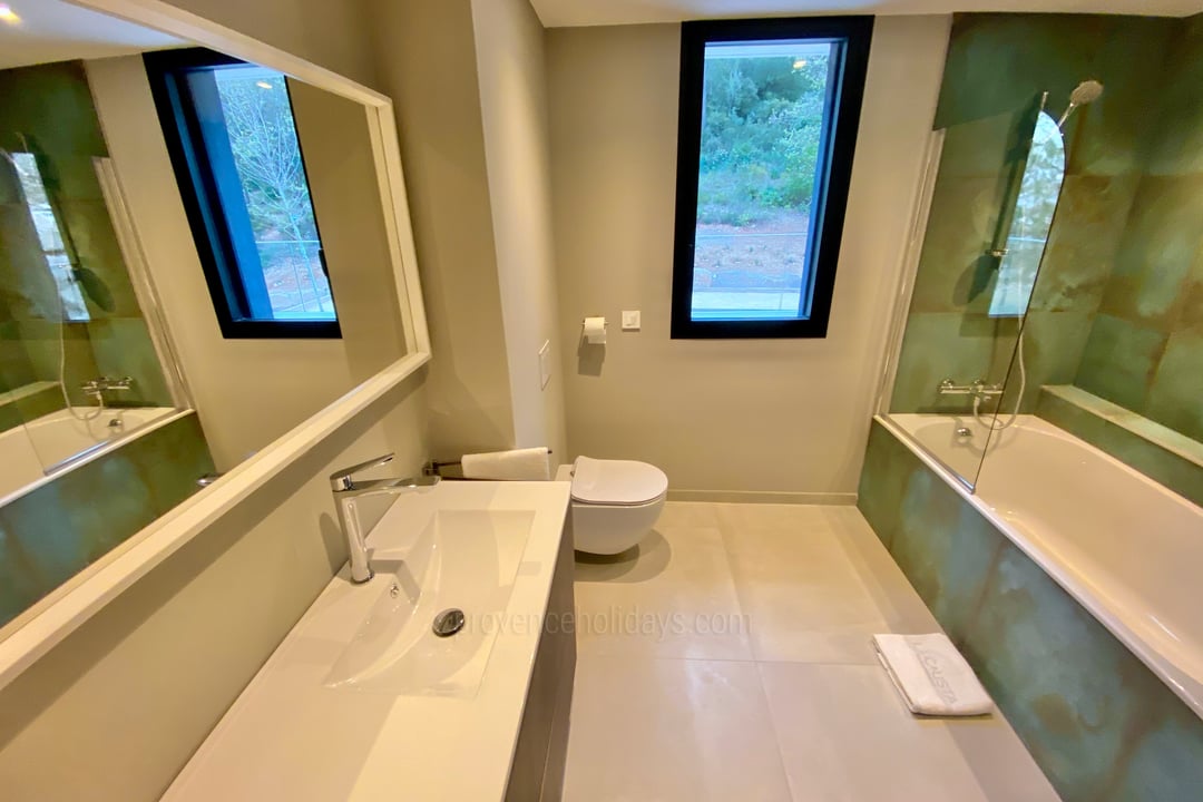 12 - Villa Calishia: Villa: Bathroom