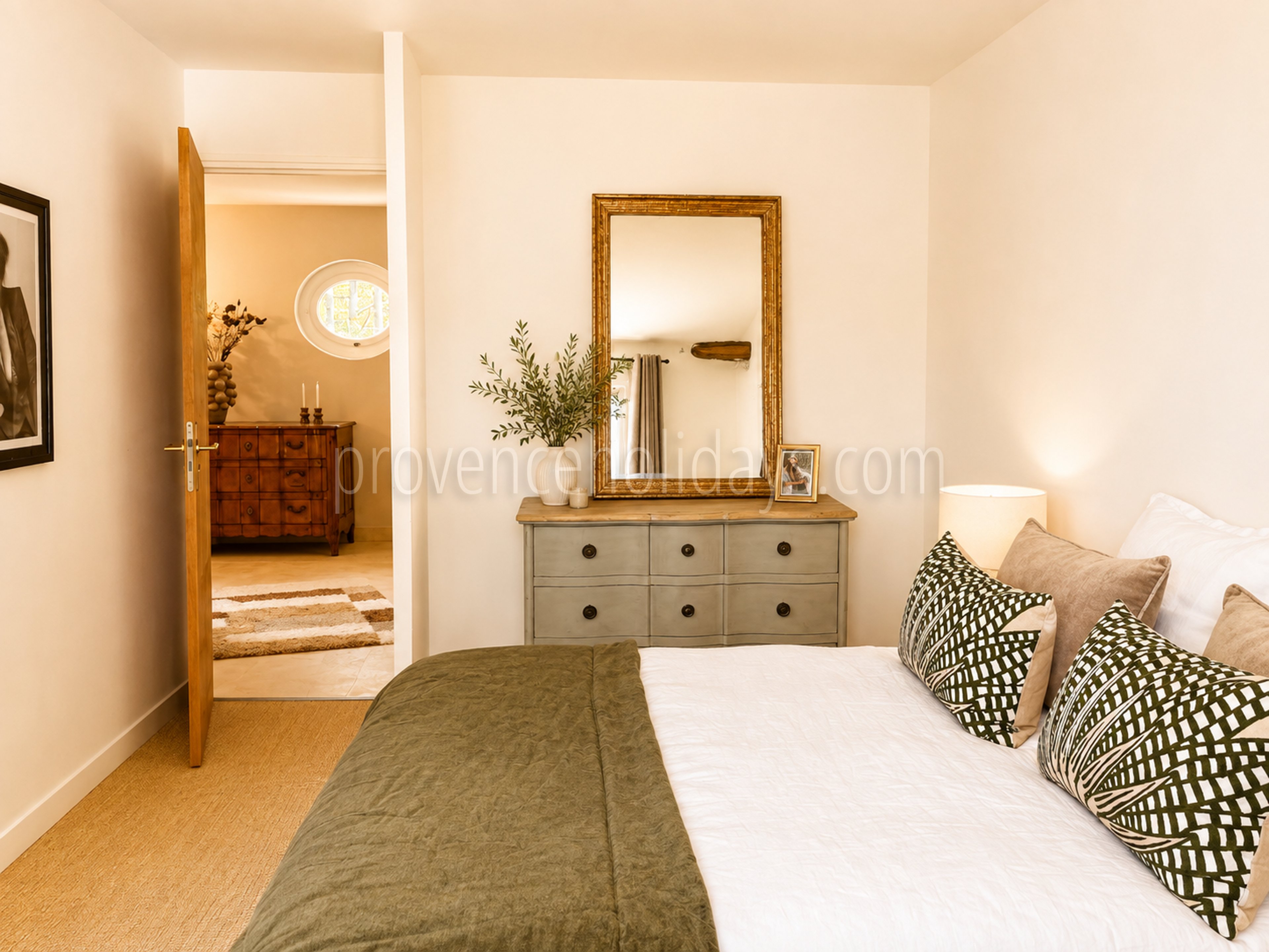 29 - Uitzonderlijke, gerenoveerde stenen boerderij: Villa: Bedroom