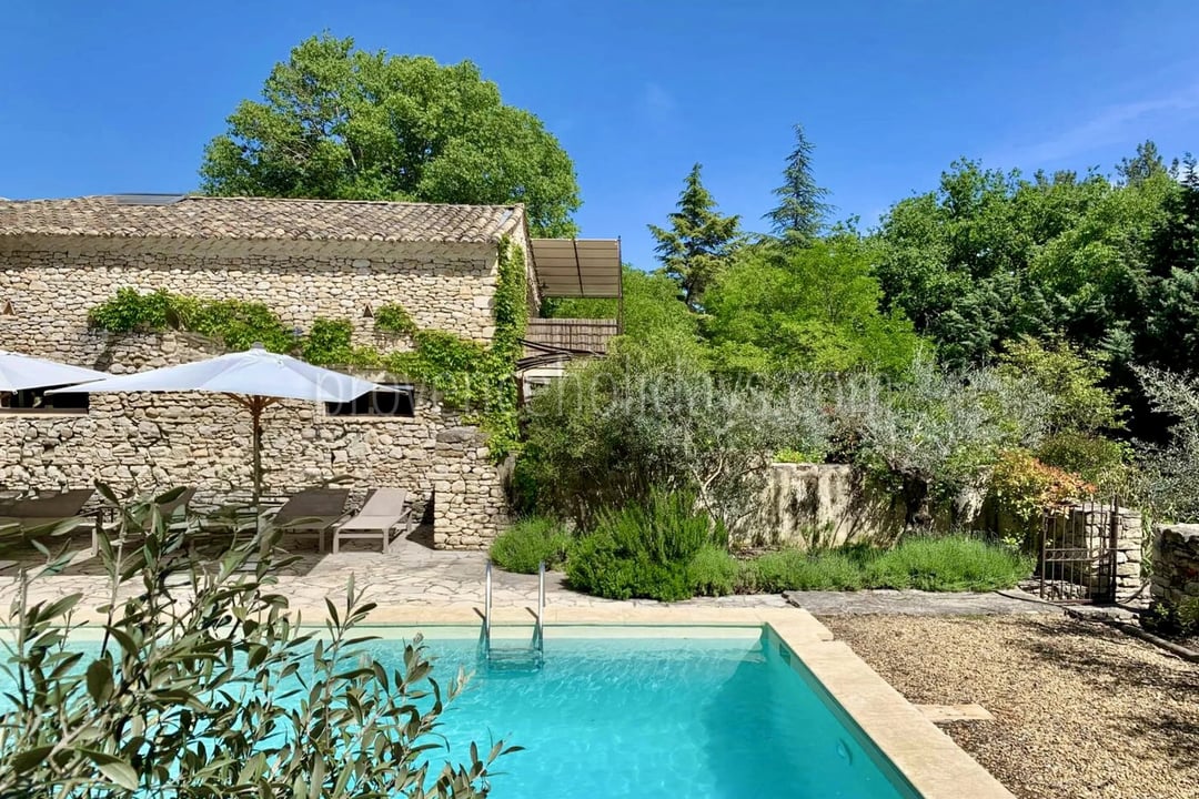 Stone property with gîtes and pool in Gordes
