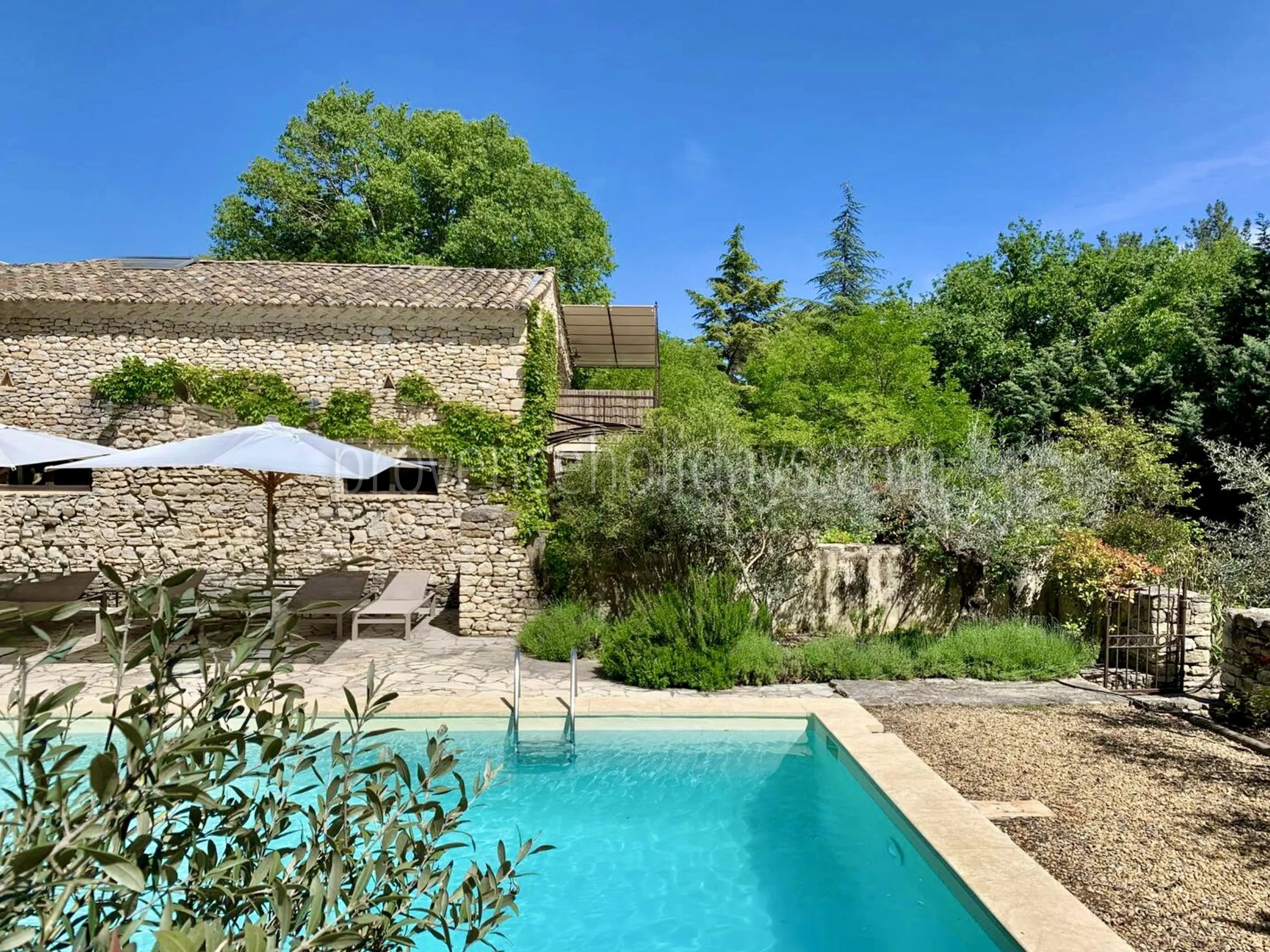 1 - Property with gîtes in Gordes: Villa: Exterior