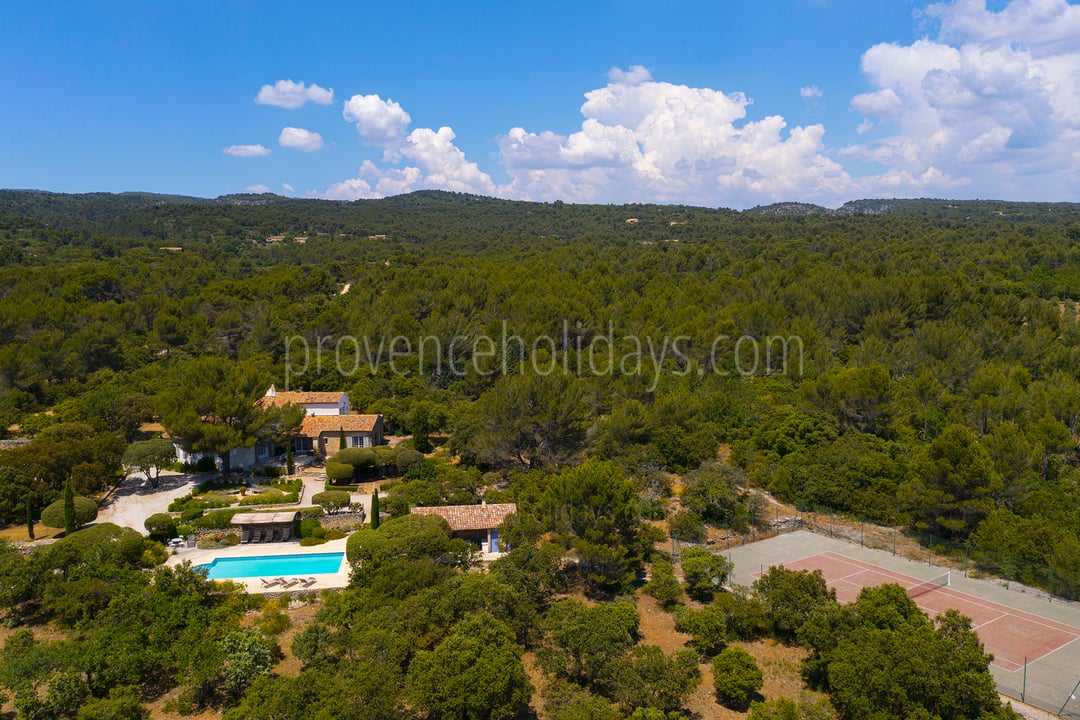 Luxusimmobilie mit beheiztem Pool und Tennisplatz in Gordes