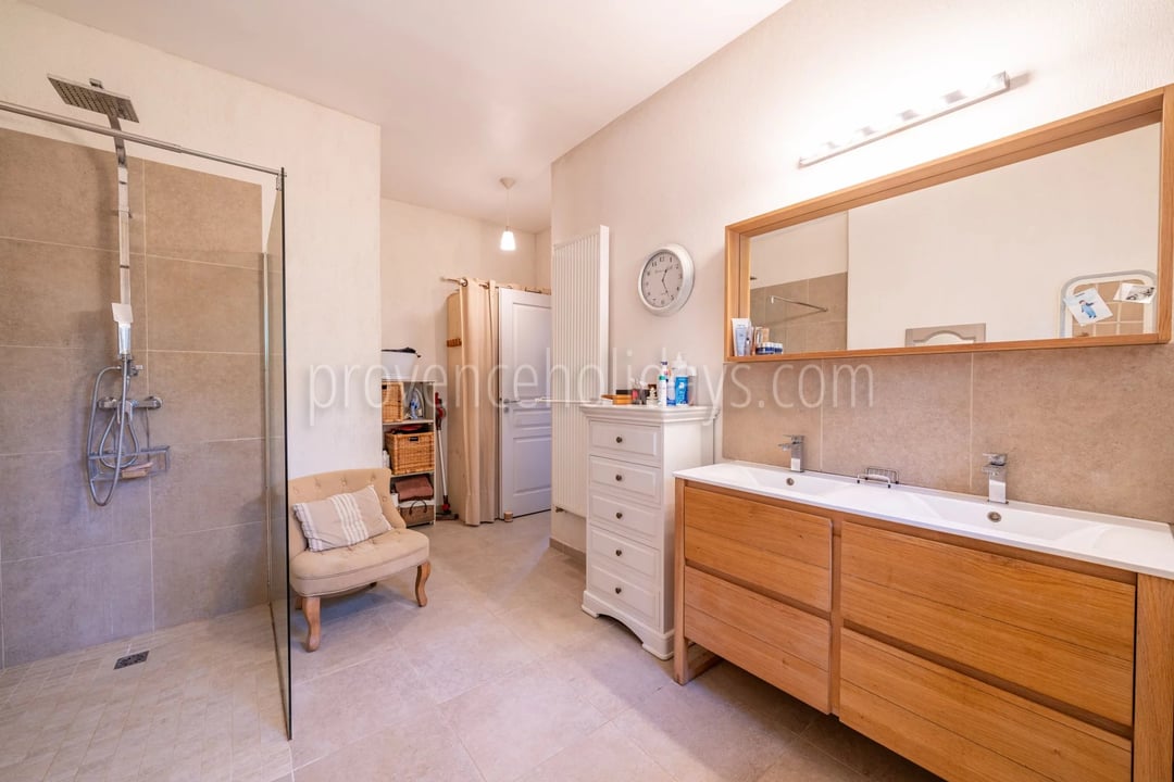 21 - Stone house in Ménerbes: Villa: Bathroom