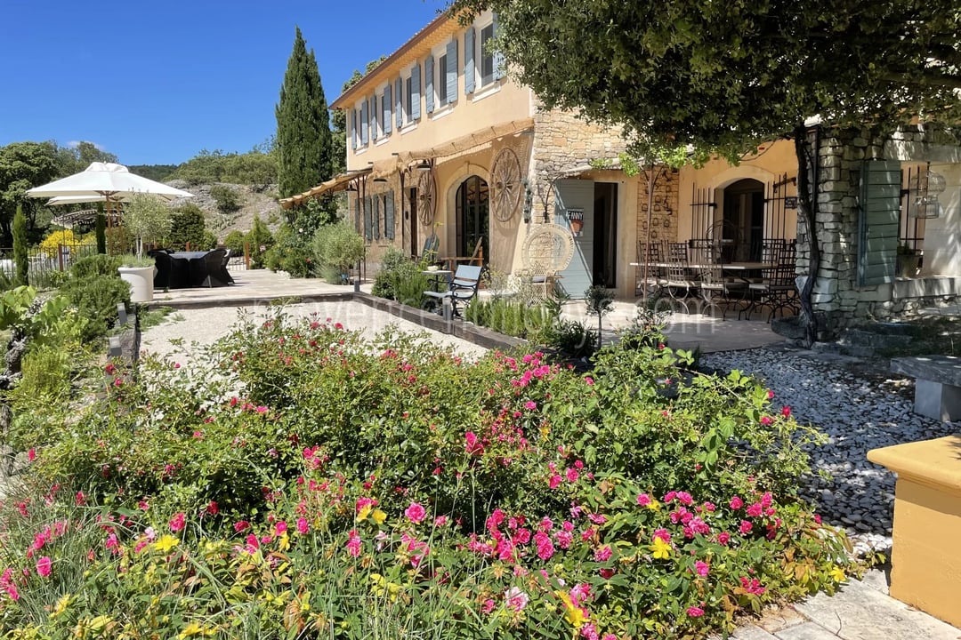 Panoramic Provençal bastide on 7 hectares in Gordes