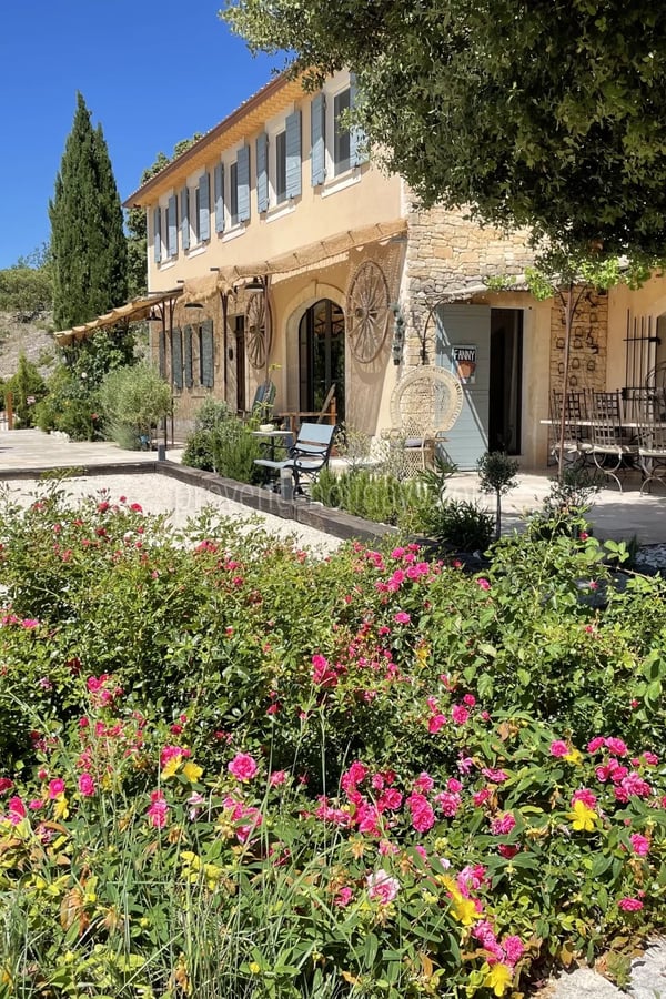 1 - Bastide with lavender in Gordes: Villa: Exterior